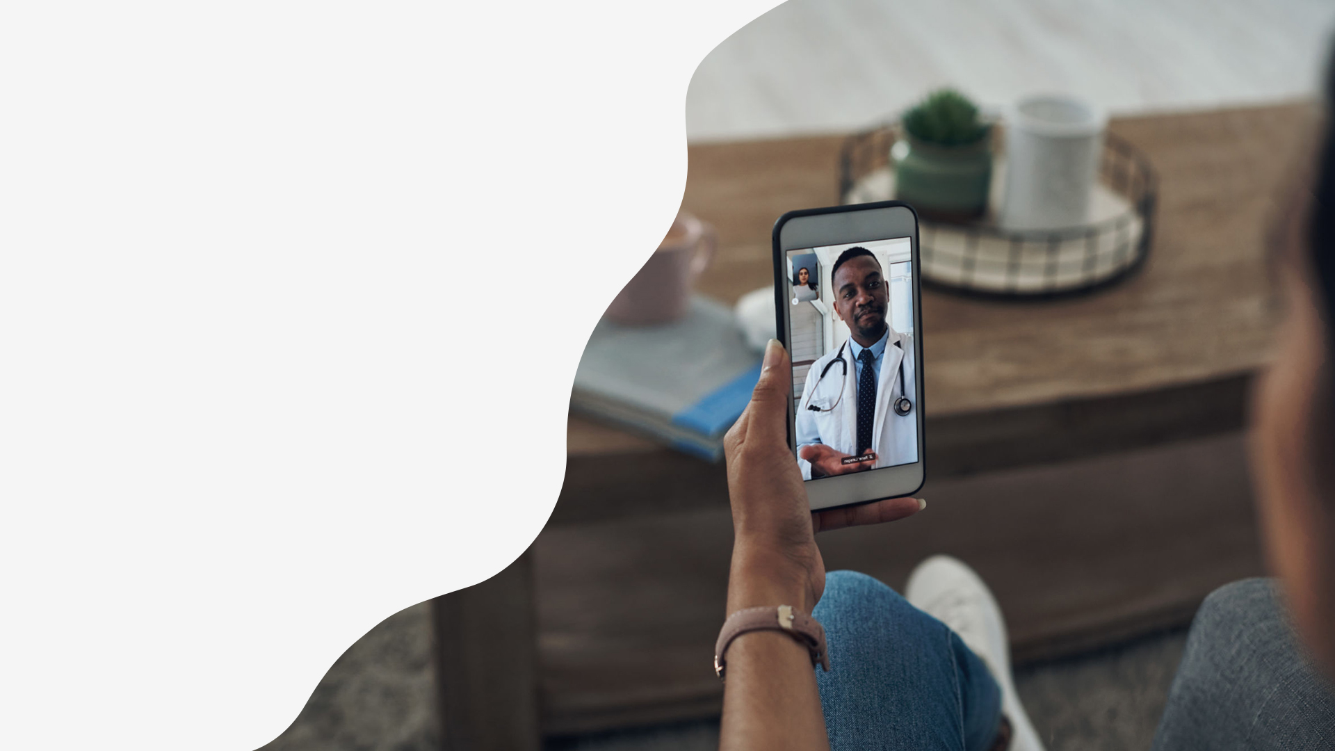 Médico atendendo por telemedicina - Zuk Vantagens